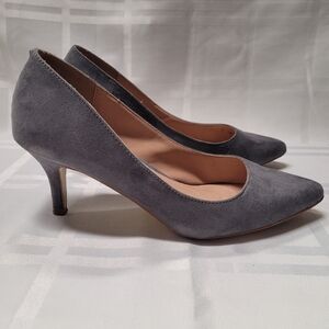 Gray low heel.pumps.